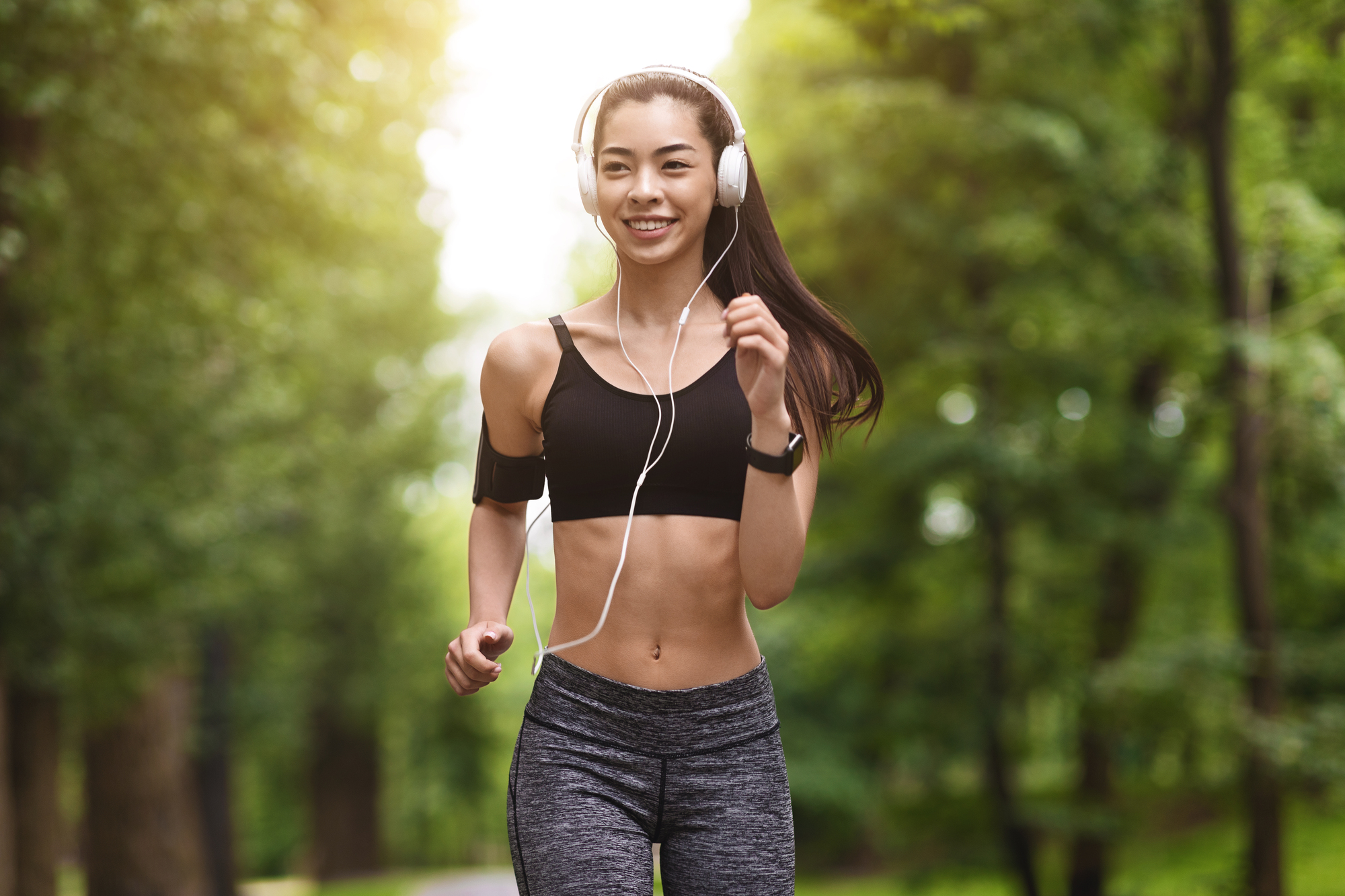 Une femme en pleine séance de jogging matinal, profitant de l’énergie d’un bon petit déjeuner pour une performance optimale. Les bienfaits d’un bon petit déjeuner équilibré favorisent la vitalité et améliorent l’endurance.