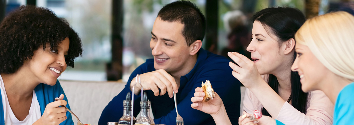Amis profitant d’un brunch en semaine dans une ambiance conviviale chez allo mon coco