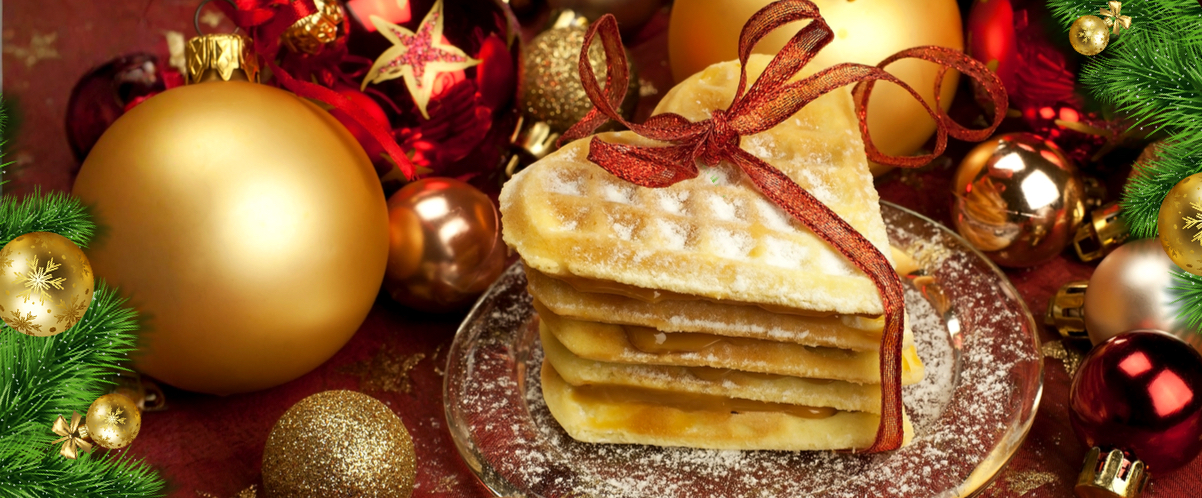 Pile de gaufres garnies et nouées d’un ruban rouge, saupoudrées de sucre, entourées de décorations de Noël festives, évoquant un brunch chaleureux pour un party de bureau.