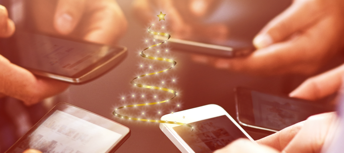 Main tenant un téléphone intelligent avec un sapin de Noël stylisé au centre, représentant l’organisation moderne d’un party de bureau en mode brunch ou lunch.