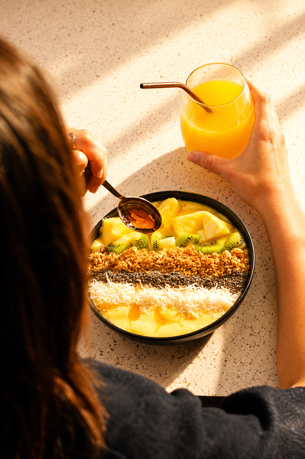 Bol smoothie aux fruits, granola, chia et noix de coco avec un filet de sirop, pour un brunch équilibré riche en fibres et fraîcheur