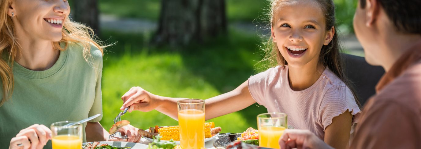 Depositphotos_491483544_L(1) Une famille partage un brunch en plein air, savourant des plats colorés sous un soleil radieux. Pourquoi le brunch en famille est une tradition à adopter ? Il permet de profiter d’un moment de qualité en plein air avec des repas équilibrés.