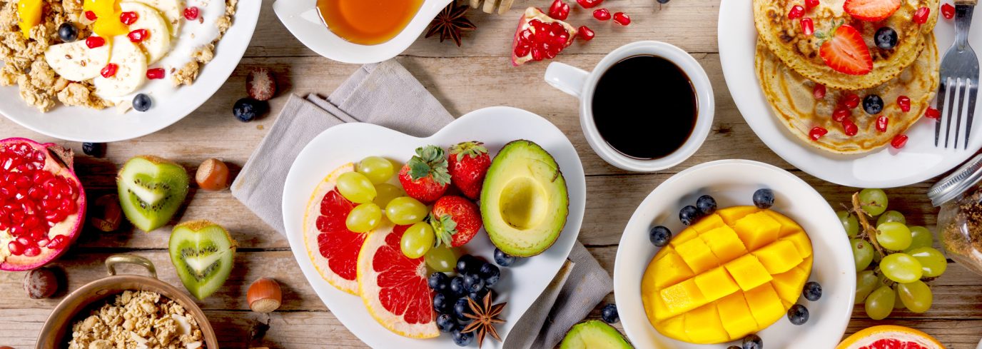 Depositphotos_765583518_L(1) Image 1 : Un petit déjeuner équilibré composé de fruits frais, yaourt, granola et pancakes, accompagné d’un café noir. Les bienfaits d’un bon petit déjeuner résident dans son apport en énergie et en nutriments essentiels pour bien commencer la journée.